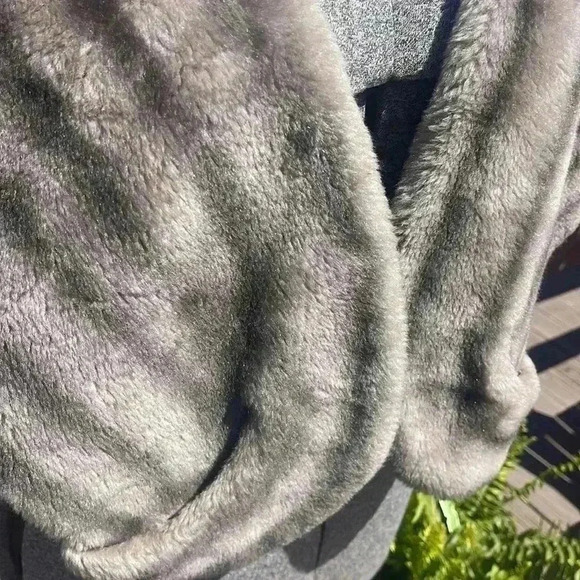 Vintage Sears and Roebuck  company Kerry Brook Woman’s Shawl. Acrylic, fiber. - Picture 3 of 8